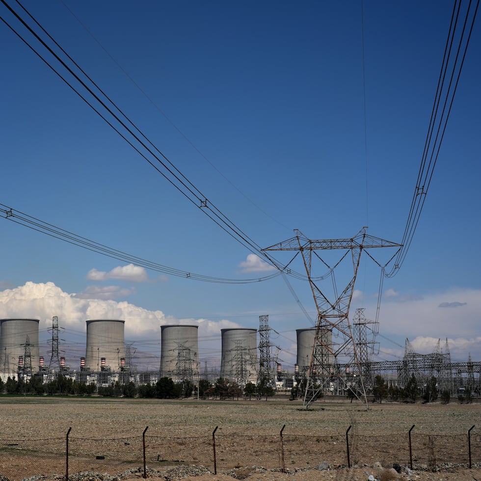 La central eléctrica de Damavand se observa desde una carretera cercana en las afueras de Teherán.