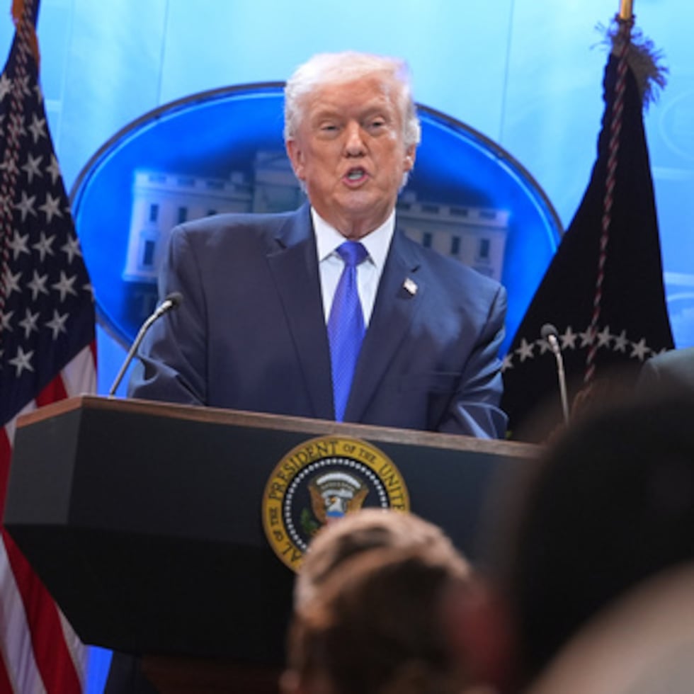 El presidente demandó por $5,000 millones, alegando que sus cuentas fueron cerradas por razones políticas, interrumpiendo sus operaciones comerciales.