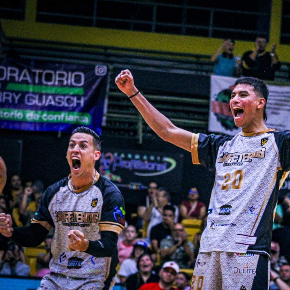 Kevin Rodríguez, a la izquierda, reclamó el toque voleado de Juan Felipe Catañeda (22) en el tercer set del tercer juego de la serie final.