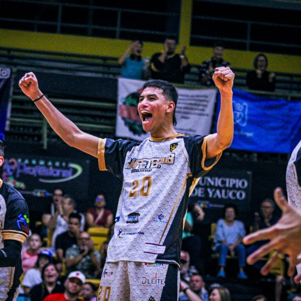 Juan Felipe Catañeda (10) junto a Kevin Rodríguez celebran un punto de los Cafeteros de Yauco.