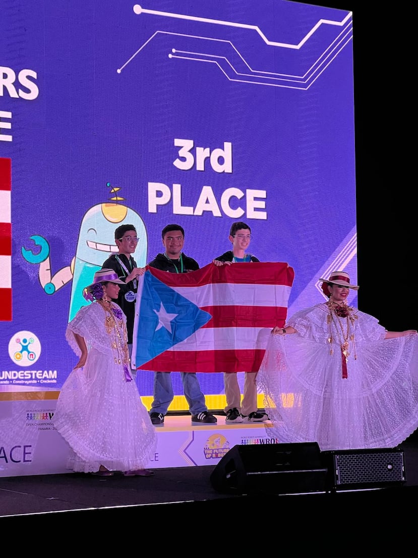 Samuel López, Andrés López y Dariel Santiago, de la Iglesia Escuela Castillo Fuerte, en Carolina, ganaron el tercer lugar en la categoría de Robo Sport del Campeonato Abierto de Robótica para las Américas 2025 en Panamá.