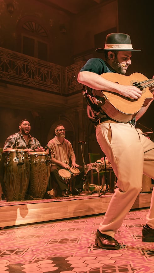 En uno de los momentos más aplaudidos de "Buena Vista Social Club", el guitarrista Luis Sanz cautivó al público con la ejecución del tres cubano, aportando autenticidad a la propuesta musical.