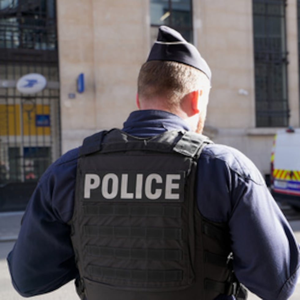 Agentes de la policía de París vieron a dos sospechosos el sábado por la mañana que llevaban una bolsa de compras cerca de las instalaciones del Bank of America en el distrito 8 de París.