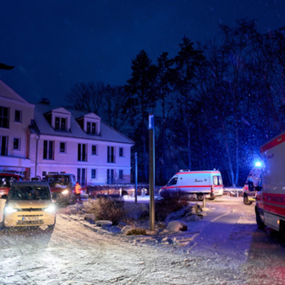 Vehículos de emergencia de una organización de ayuda recogen a los residentes de una residencia de ancianos en Berlín, Alemania, el sábado.