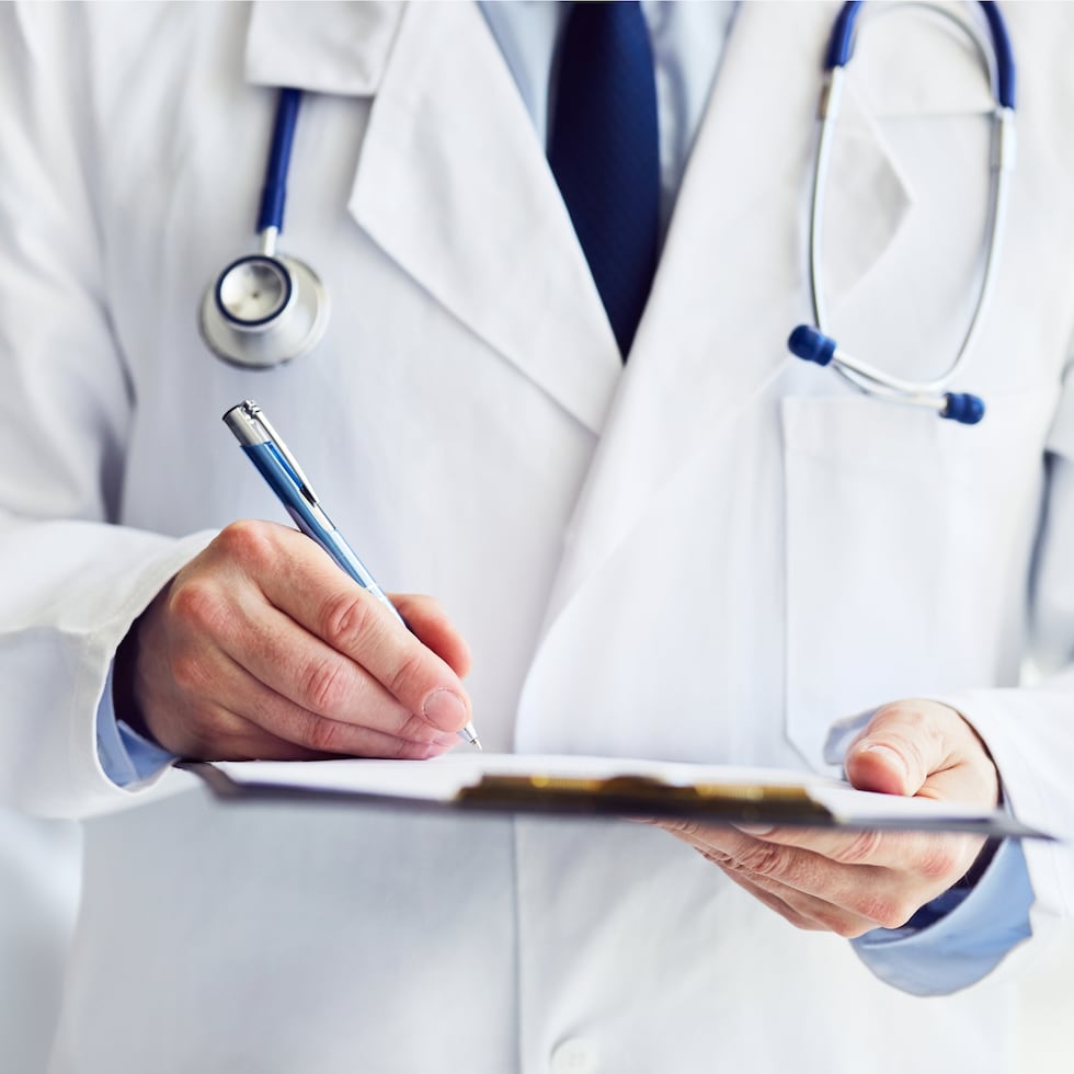 El secretario de Salud ha rechazado las insinuaciones públicas de que el gobierno intervino en la administración de la reválida.