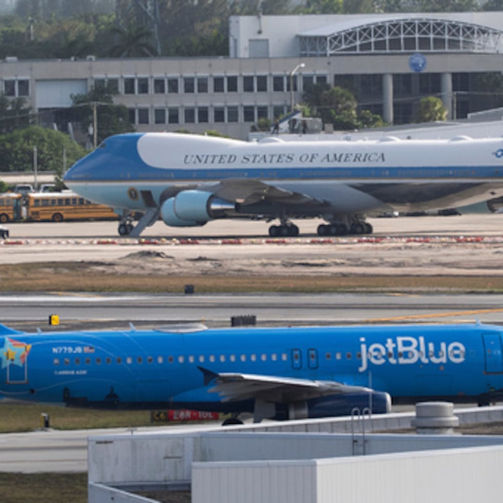 No quedó claro de inmediato por qué JetBlue solicitó la suspensión en tierra.