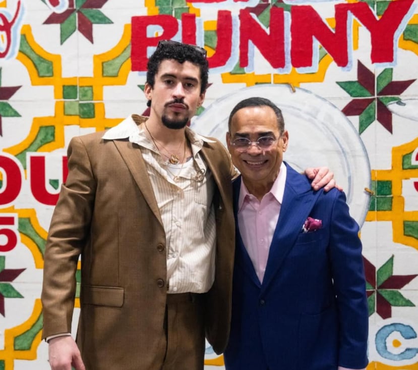 Gilberto Santa Rosa, a la derecha, fue uno de los invitados al concierto de Bad Bunny, celebrado en el Coliseo de Puerto Rico.