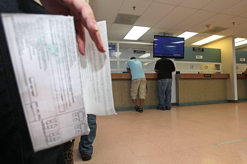 Personas reclamando el seguro por desempleo.