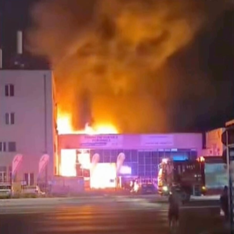 Esta imagen, extraída de un video facilitado por el Servicio de Inteligencia Rumano (SRI), muestra un incendio en un recinto industrial situado junto a una fábrica de armamento estatal rumana, en el centro del distrito de Brasov, Rumanía, el 14 de septiembre de 2026. (Servicio de Inteligencia Rumano vía AP)
