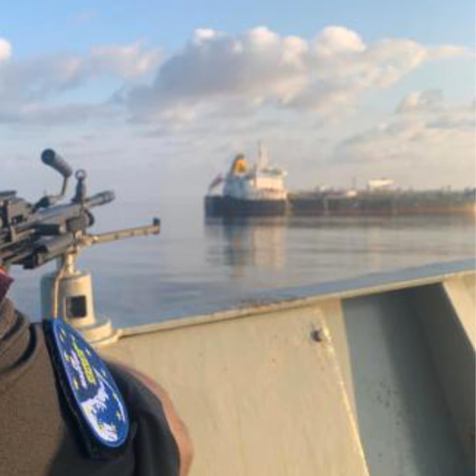 Un miembro de la Operación Atalanta de la Unión Europea maneja una ametralladora a bordo del ESPS Victoria mientras observa al Hellas Aphrodite frente a la costa de Somalia en el Mar Arábigo el viernes.