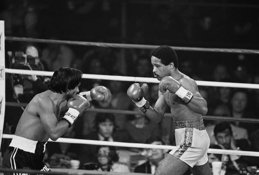 Roberto Durán (izq) y Wilfred Benítez durante la victoria más completa de su carrera, en Las Vegas en 1982. (Archivo/AP)