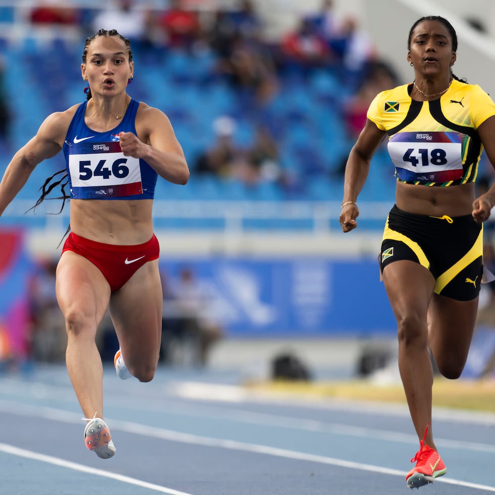 Gladymar Torres, a la izquierda, registro tiempo de 11.22 segundos en la final de 100 metros.
