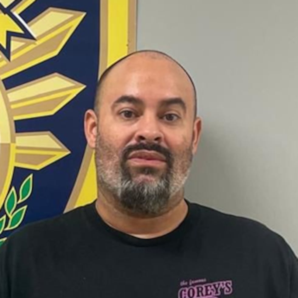 Agentes de la División de Arrestos Especiales y Extradiciones del Negociado de Inteligencia y Arrestos diligenciaron una orden de arresto contra Iván Torres, de 45 años y residente en ese estado, a las 11:40 a.m. en la Comandancia de Bayamón.