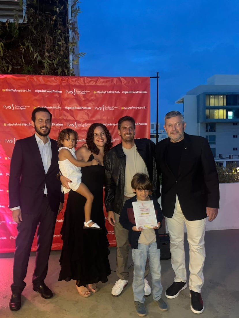 La ganadora de la Mejor tapa por jurado fue otorgada al restaurante El Gato de Lavapiés. De izquierda a derecha: Francisco Millán Rajoy, director de la Oficina Económica y Comercial de España en Puerto Rico; Mia Chardón y el chef Jorge Masó, junto a su familia; y César Cordero, presidente de la Academia Puertorriqueña de Gastronomía.