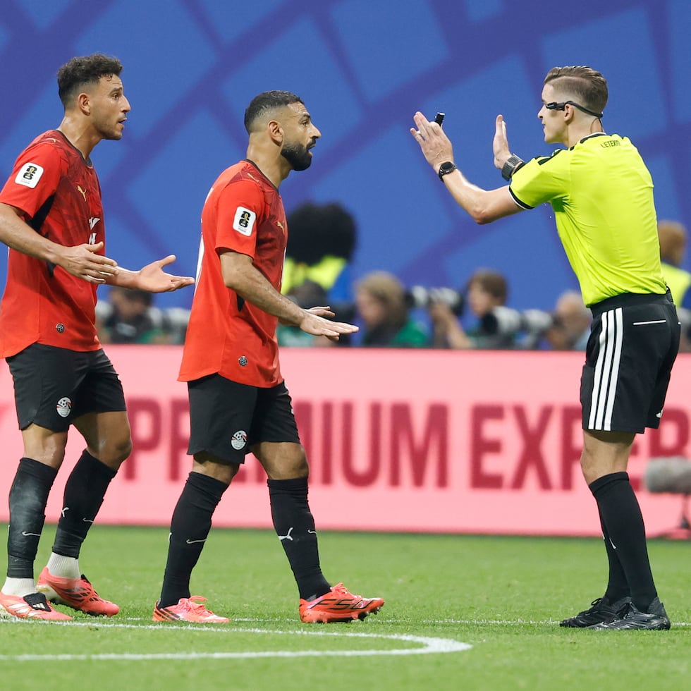 El delantero egipcio Mohamed Salah (10) reclama al árbitro francés Francois Letexier durante el partido contra Argentina en los octavos de final del Mundial, el martes 7 de julio de 2026, en Atlanta. (AP Foto/Erik S. Lesser)