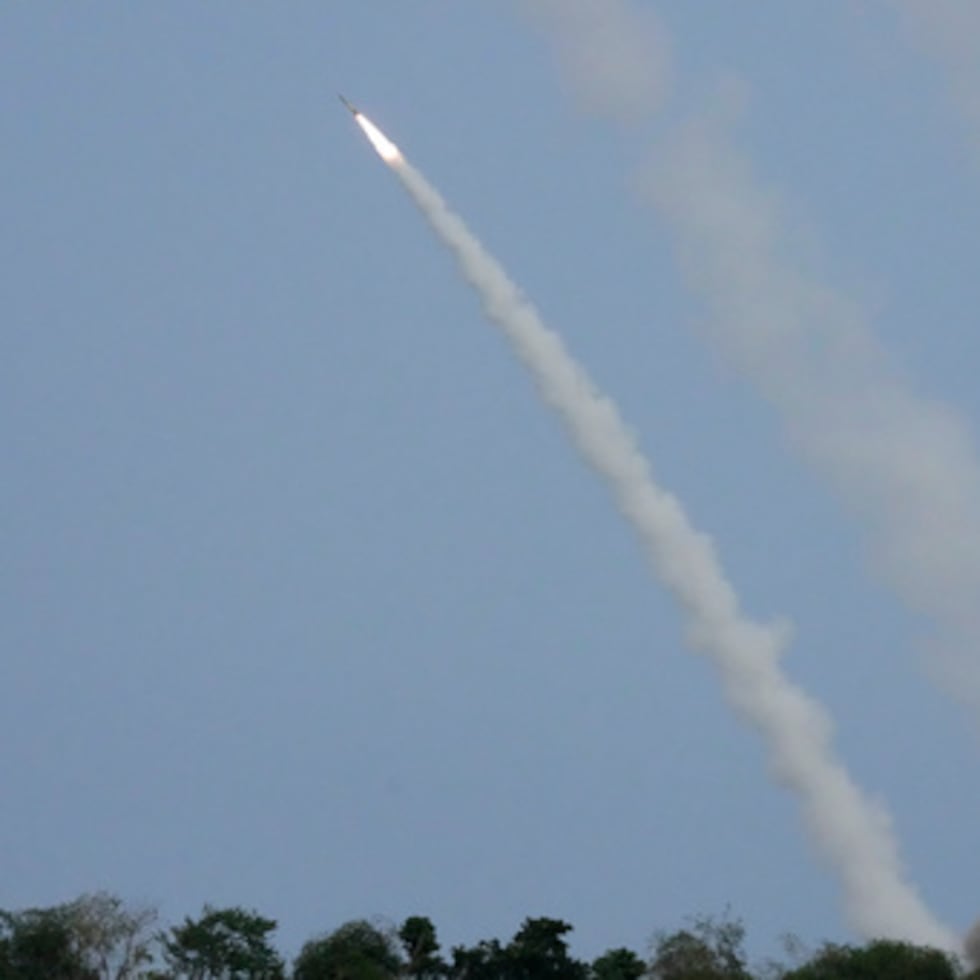 Un Sistema de Cohetes de Artillería de Alta Movilidad M142 estadounidense dispara un misil durante un ejercicio en 2023 en una estación naval en la provincia de Zambales, al norte de Filipinas.