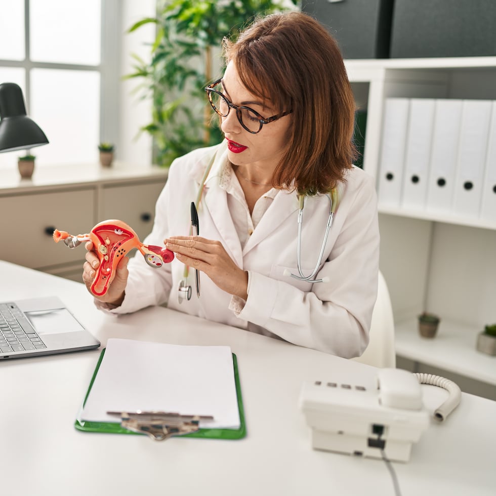 El ginecólogo puede evaluar los síntomas de la perimenopausia y solicitar pruebas hormonales para comprender mejor el estado hormonal de la paciente. En algunos casos se discuten opciones de tratamiento, incluyendo cambios en el estilo de vida o terapias hormonales cuando están indicadas.