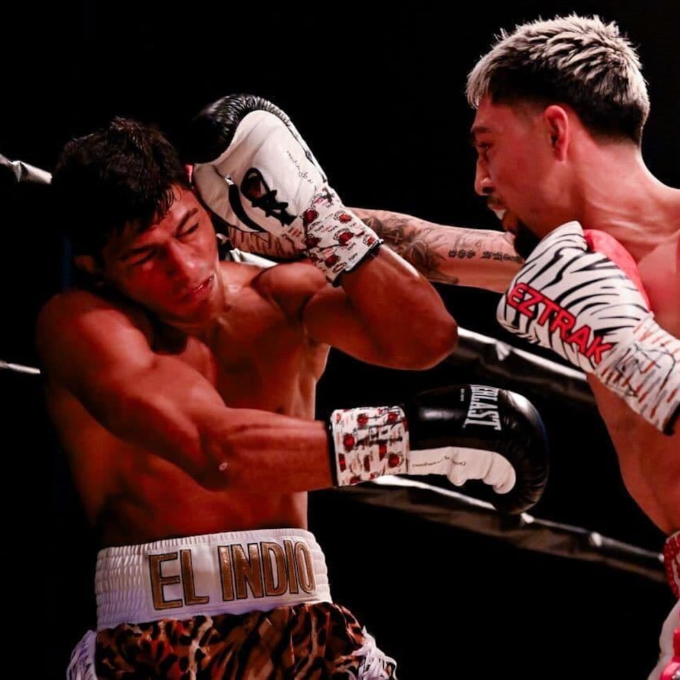 Anthony Olascuaga (derecha) detuvo al boricua Juan Carlos "Indio" Camacho a los 2:36 minutos del segundo episodio.