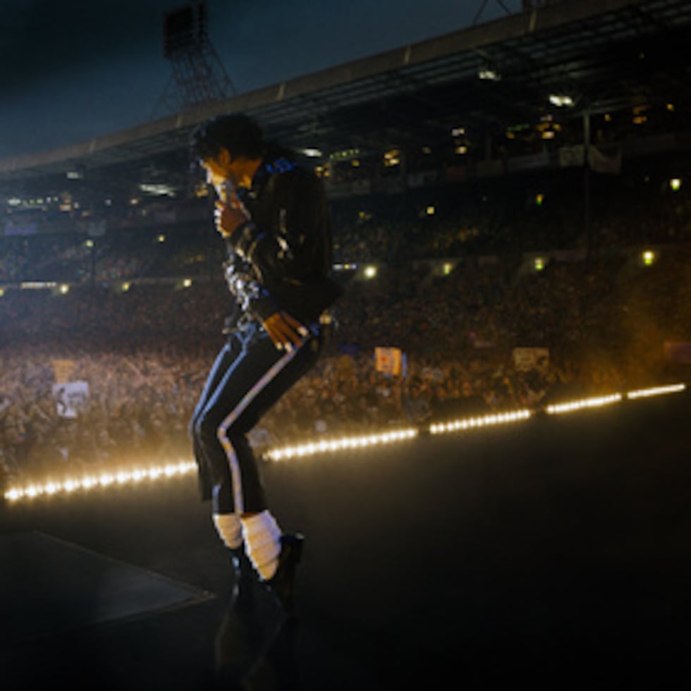 Esta imagen difundida por Lionsgate muestra a Jaafar Jackson como Michael Jackson en una escena de "Michael". (Lionsgate vía AP)