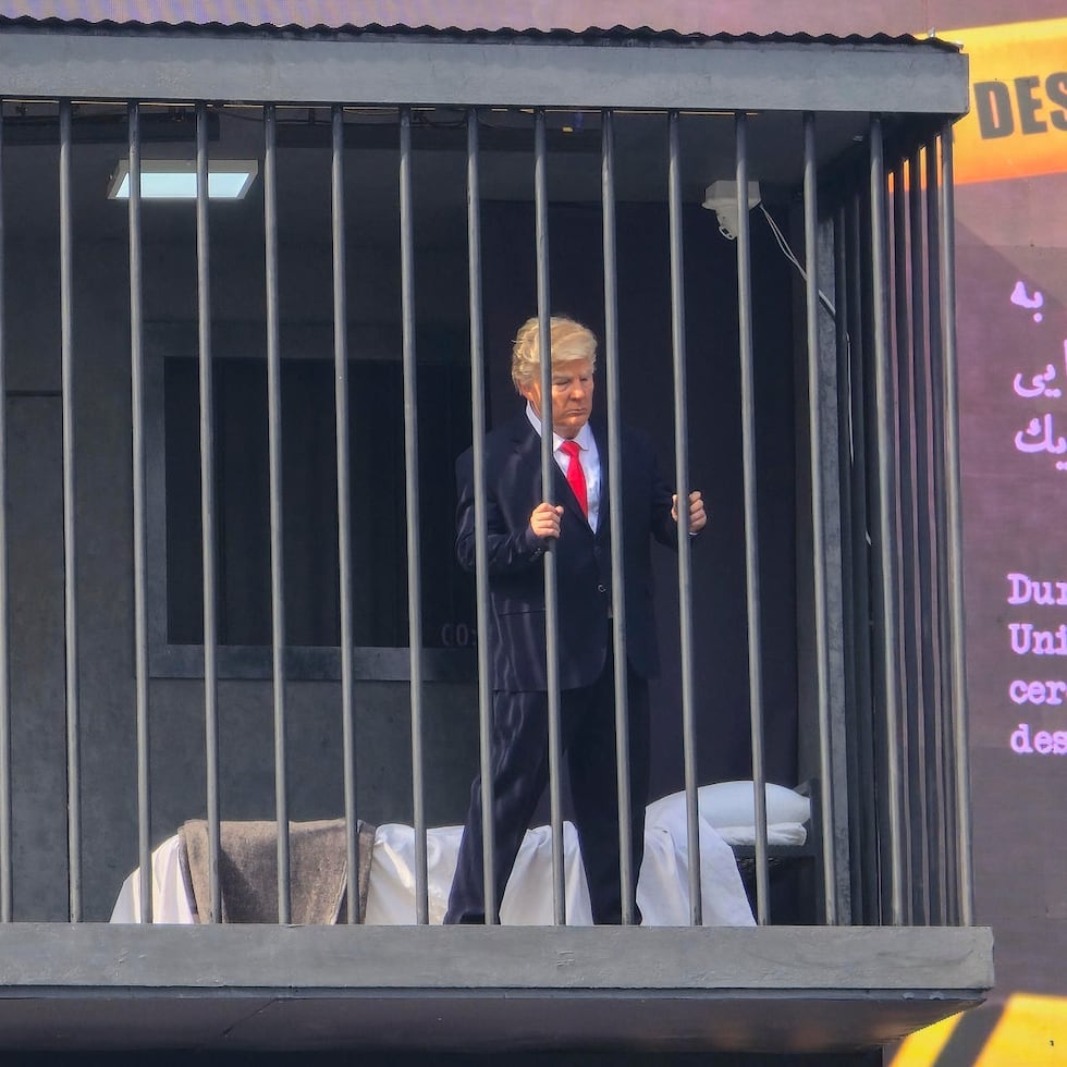Un falso Donald Trump amenazaba este miércoles a los peatones desde el interior de una celda en una de las plazas más transitadas de Teherán ante la mirada de iraníes que reaccionaron con risas e insultos al peculiar espectáculo.