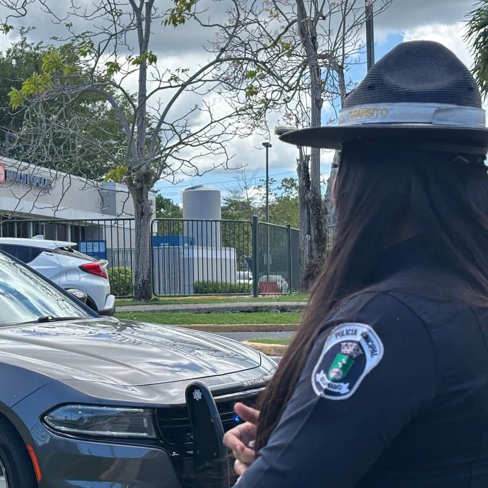 La Policía Municipal de Guaynabo informó que logró el arresto de un hombre que presuntamente asaltó la sucursal del Banco Popular en la carretera PR-199.