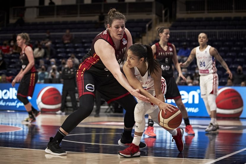 La armadora Pamela Rosado queda atrapada ante la defensa de una corpulenta jugadora del equipo de Bélgica durante el juego del clasificatorio mundialista en 2022.