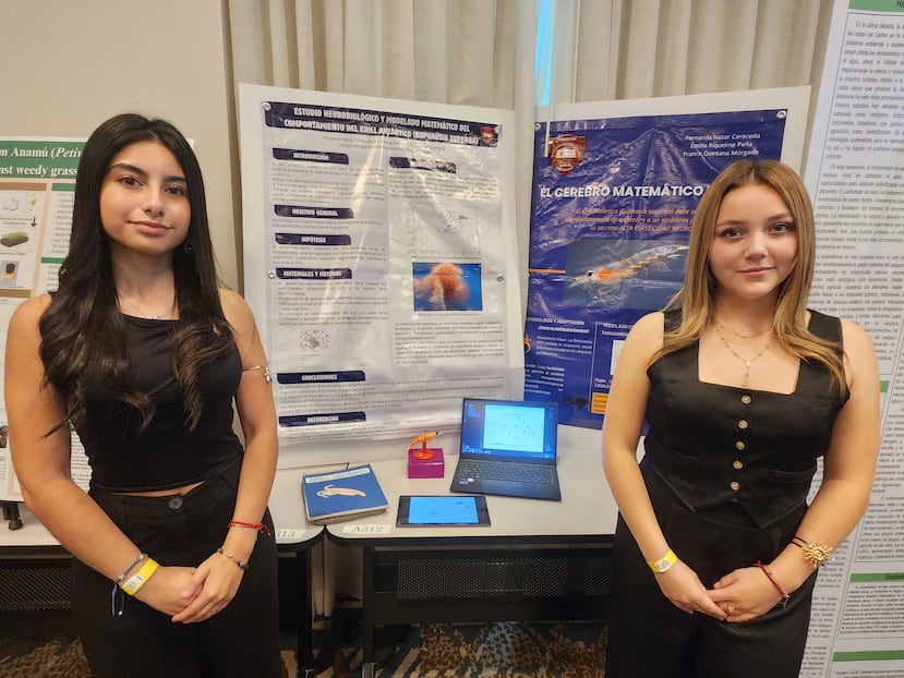 Fernanda Nazar Cereceda y Laura Riquelme Peña, estudiantes del último año de escuela superior en el Colegio Wolfgang Amadeus Mozart, de la localidad de Collipulli, en Chile, estuvieron entre los participantes internacionales del FICEP.