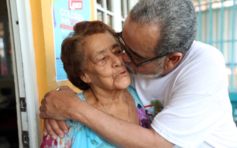 La Madre del salsero,Celina Rodríguez, de 94 años de edad, y precisó que “nosotros en Tratalleres nos merecemos esto”. Eso bastó para que el cantante la abrazara y la besara con orgullo. (wandaliz.vega@gfrmedia.com)