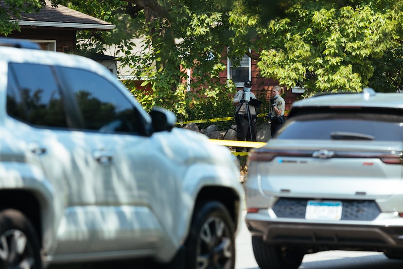 Las fuerzas del orden responden a una llamada en una guardería domiciliaria el miércoles 12 de agosto de 2026 en Hopkins, Minnesota. (Foto AP/Carly Danek)