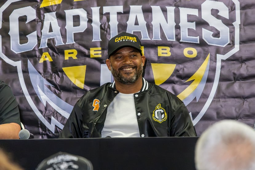 Larry Ayuso sonríe durante su presentación como nuevo piloto de los Capitanes.