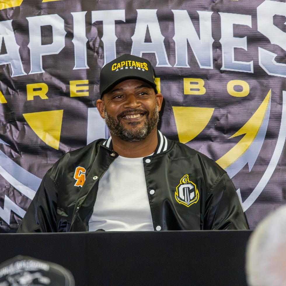 Larry Ayuso sonríe durante su presentación como nuevo piloto de los Capitanes.