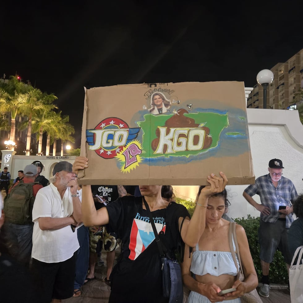 Manifestantes llegaron hasta la entrada del hotel para protestar contra la situación que atraviesa la isla con los servicios básicos.