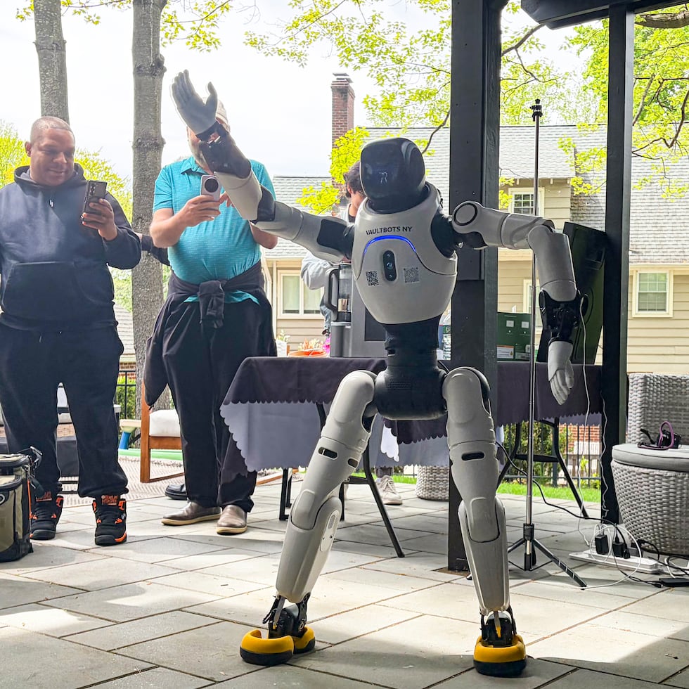 Personas observan robot bailarín durante una demostración este miércoles, en Maplewood.