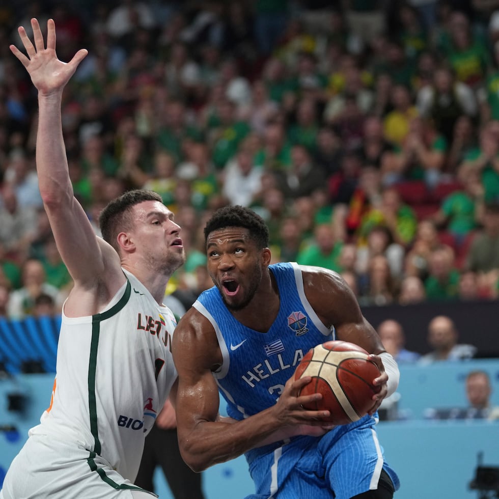 Giannis Antetokounmpo de Grecia avanza hacia la canasta en el encuentro ante Lituania en los cuartos de final del Eurobasket el martes 9 de septiembre del 2025. (AP Foto/Sergei Grits)