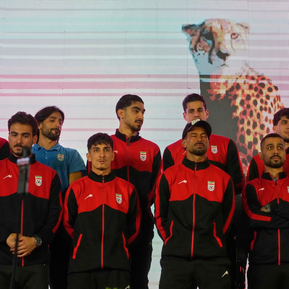 Jugadores de la selección de Irán saludan a la afición durante un evento organizado para el gobierno antes de que el equipo se dirija a su campamento y juegos de preparación en Turquía antes de la Copa Mundial.
