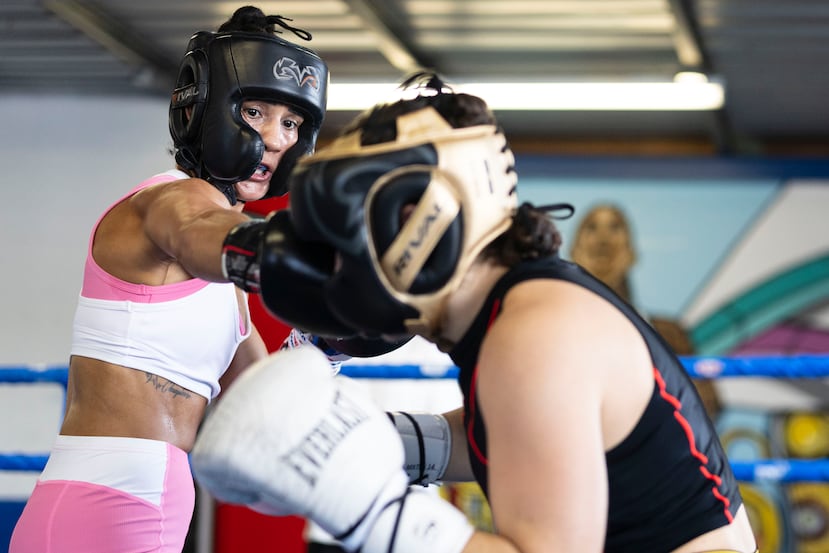 Amanda Serrano conecta un derechazo a Elise Soto durante un guanteo el martes.