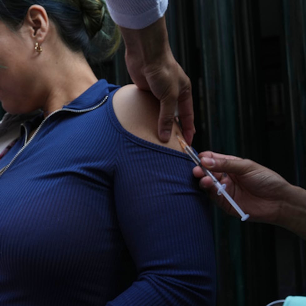 Un trabajador de la salud administra una dosis de la vacuna contra el sarampión fuera de un hospital público en la Ciudad de México, el miércoles 4 de febrero.
