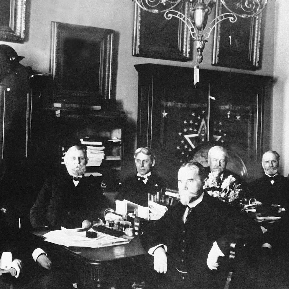 Destino Manifiesto y Doctrina Monroe de por medio, el primer punto de mira es el Caribe, donde en 1898 se estrena, como corolario, la política de las cañoneras del presidente McKinley, cuando la guerra de Cuba culmina con la derrota de España, destaca Sergio Ramírez.