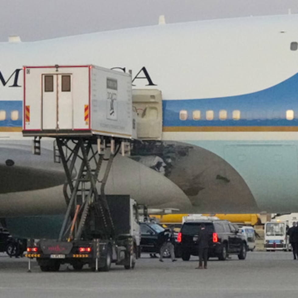 Un camión de catering está aparcado junto al Air Force One en la pista, mientras la comitiva que transporta al presidente de Estados Unidos, Donald Trump, llega para partir tras la cumbre de la OTAN en el Aeropuerto Internacional de Ankara, en Ankara (Turquía), el miércoles 8 de julio.