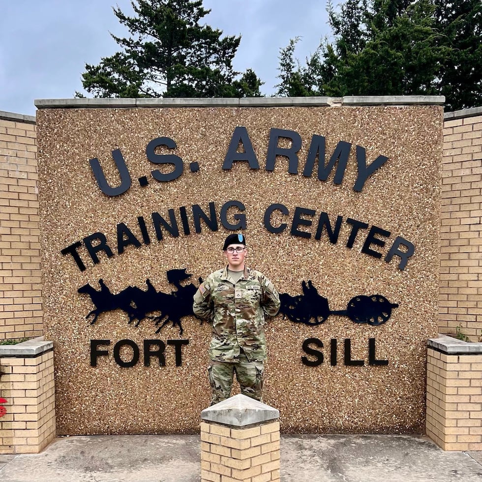 Esta foto proporcionada por Andrew Coady muestra a su hijo, Declan Coady, uno de los militares fallecidos durante los ataques.