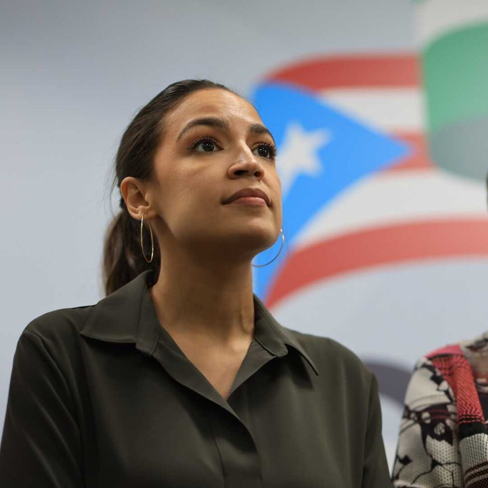 In the photo, Puerto Rican congresswomen Alexandria Ocasio-Cortez and Nydia Velázquez following a meeting with leaders of the Puerto Rican Independence Party, as part of meetings with various political and social sectors on the island held by the House Committee on Natural Resources in 2022.