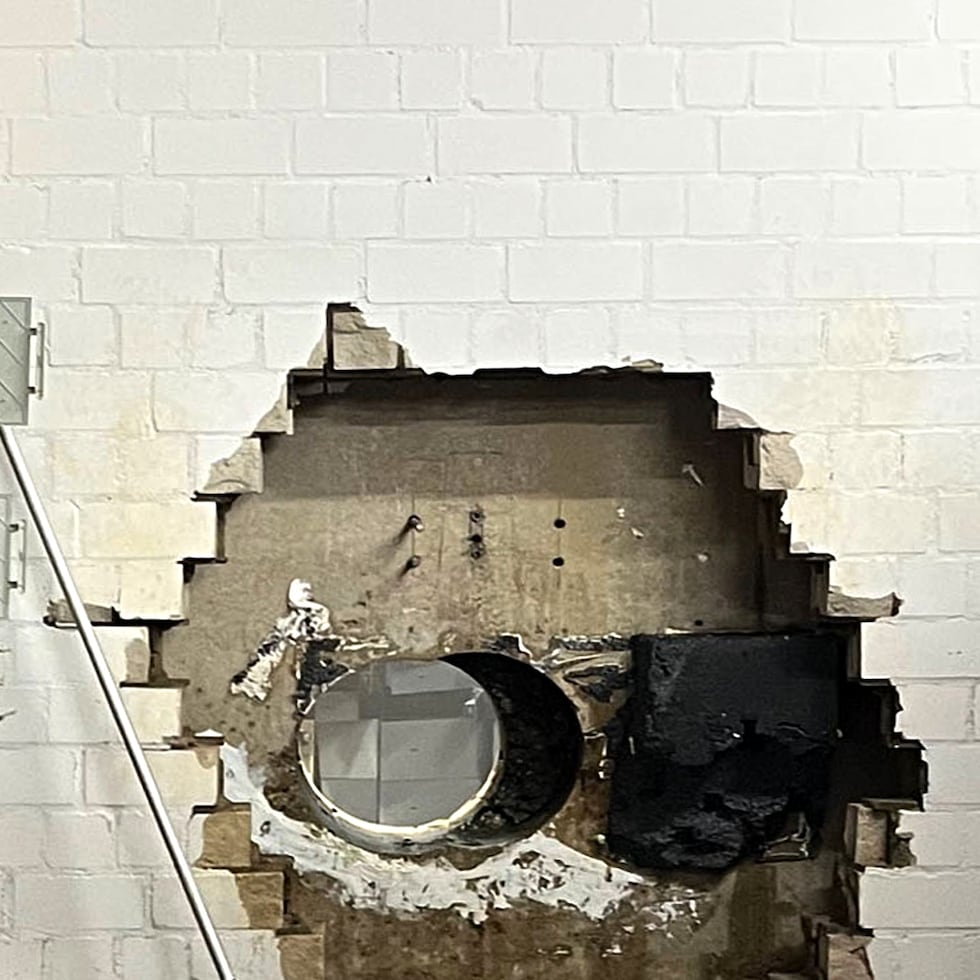 Esta imagen, proporcionada por la policía de Gelsenkirchen, muestra un agujero en la pared de la sucursal de un banco en el distrito de Buer, en Gelsenkirchen, Alemania.