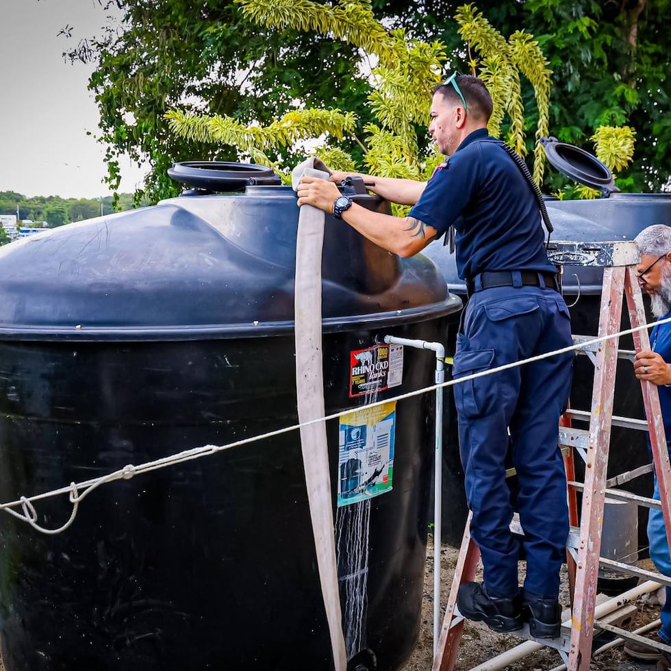 Personal del Municipio de Guaynabo lleva agua a sectores afectados por la interrupción en el servicio de la Autoridad de Acueductos y Alcantarillados.