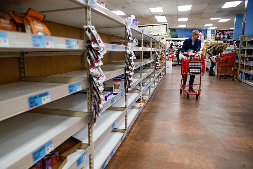 Un comprador camina frente a góndolas vacías en un supermercado en Larchmont, Nueva York, el 13 de marzo. (AP)