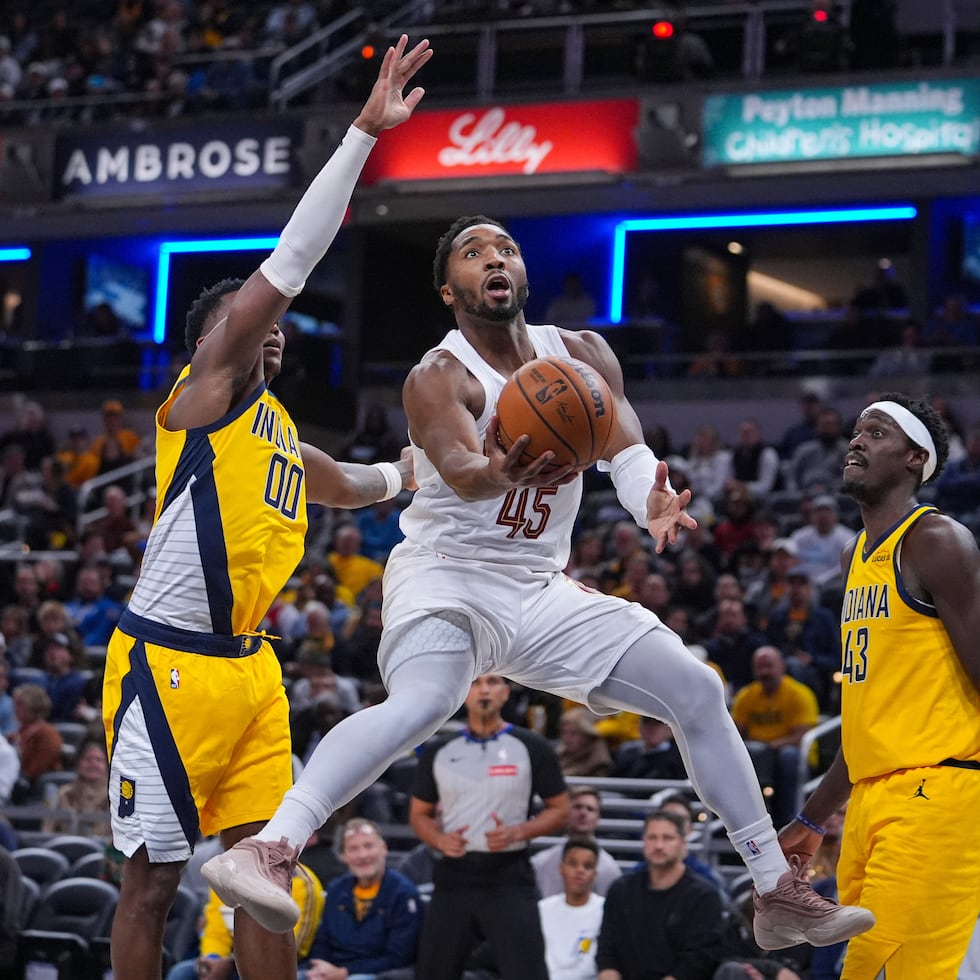 Donovan Mitchell (45), de los Cavaliers de Cleveland, lució con 43 puntos en la victoria ante Indiana.