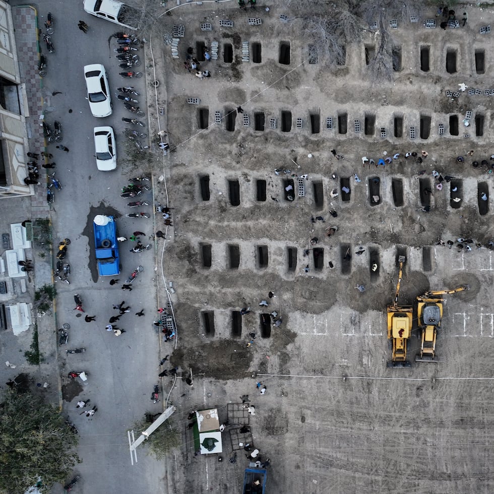 Esta imagen divulgada por el gobierno iraní muestra la preparación de tumbas para las víctimas, en su mayoría menores, de lo que las autoridades iraníes describieron como un ataque israelí-estadounidense el pasado 28 de febrero en una escuela primaria de niñas en Minab. Mientras, Donald Trump culpó a Irán como responsable de la detonación que destruyó el centro educativo.