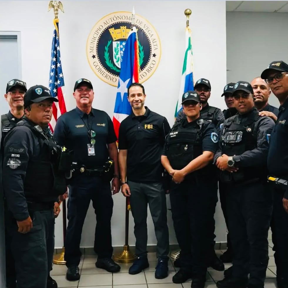 El agente especial a cargo del Negociado Federal de Investigaciones (FBI) en Puerto Rico, Carlos Goris, en el centro.
