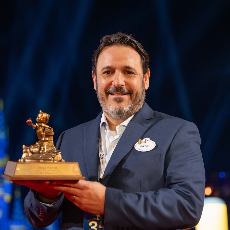 Diego Parra con su reconocimiento por 35 años de servicio.