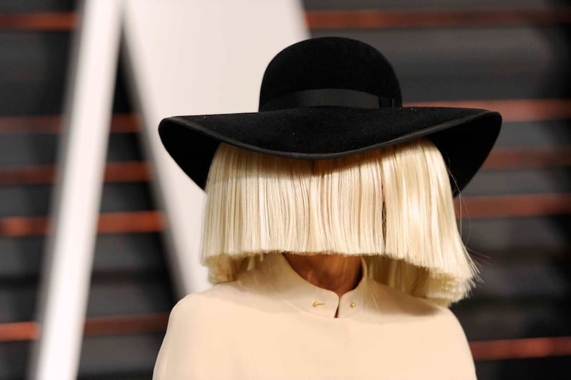 Sia es conocida por aparecer en escenarios cubriendo su rostro con pelucas elaboradas. (The Associated Press)