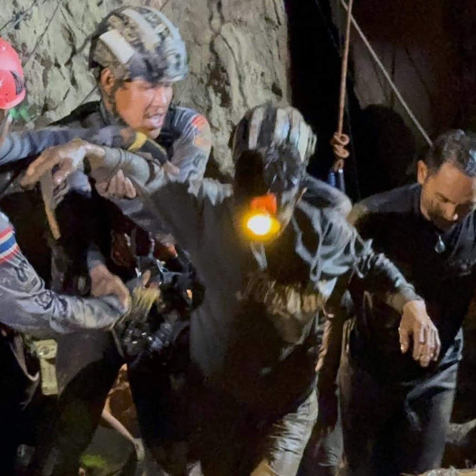 Los rescatistas junto a uno de los mineros rescatados con éxito de una cueva en Laos.